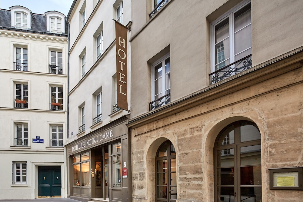 Hotel de Notre Dame Maitre Albert 2/65