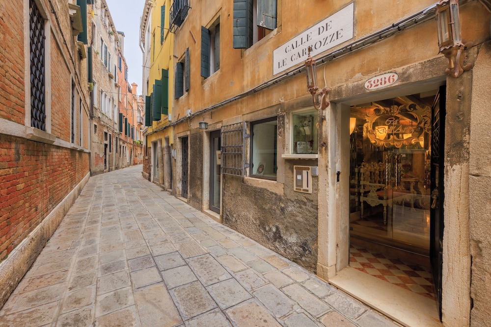 Ca Dell Arte Hotel 68/71