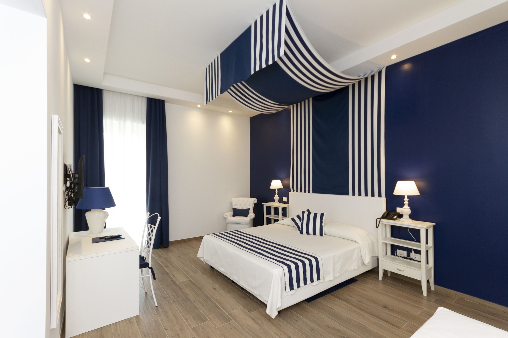 JUNIOR SUITE, KING BED, HOT TUB