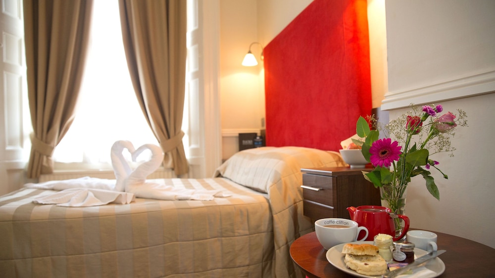 Clifton Hotel 25/53
