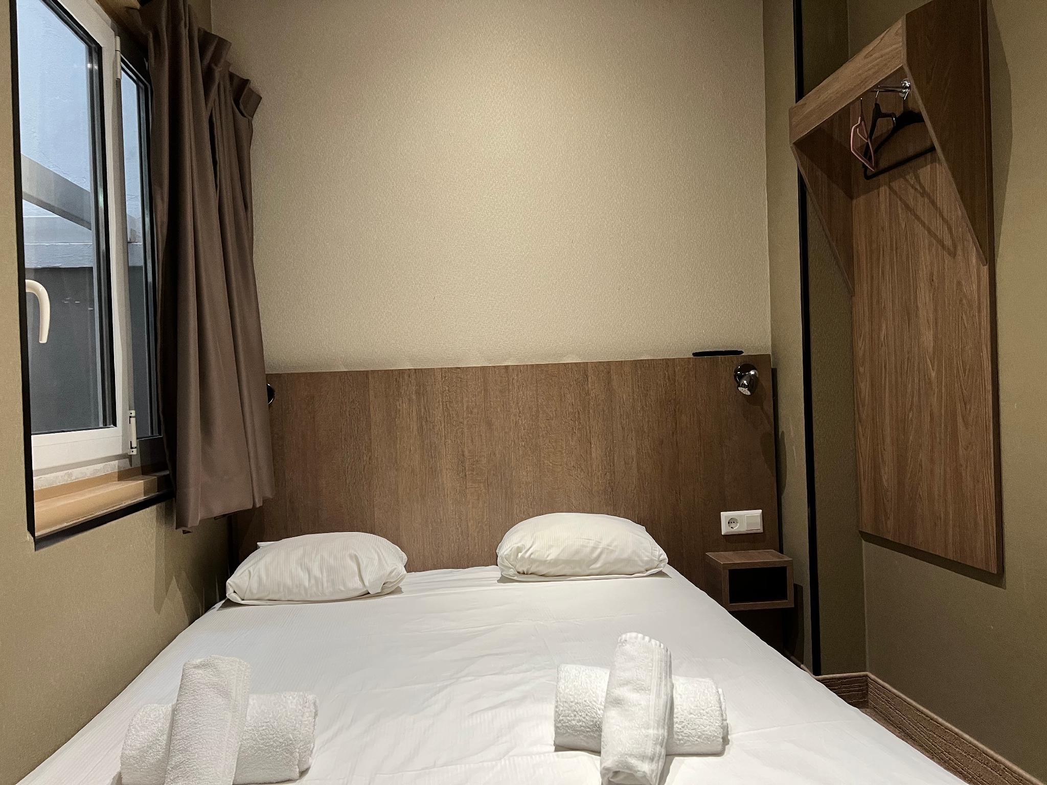 SMALL DOUBLE, NO WINDOW