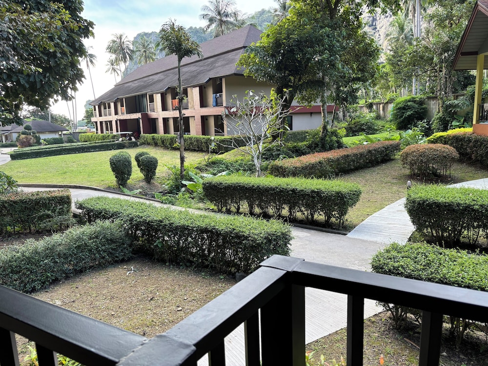 Tonsai Bay Resort 40/50