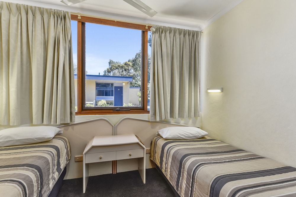 WILLIAM MACINTOSH MOTOR LODGE 16/31