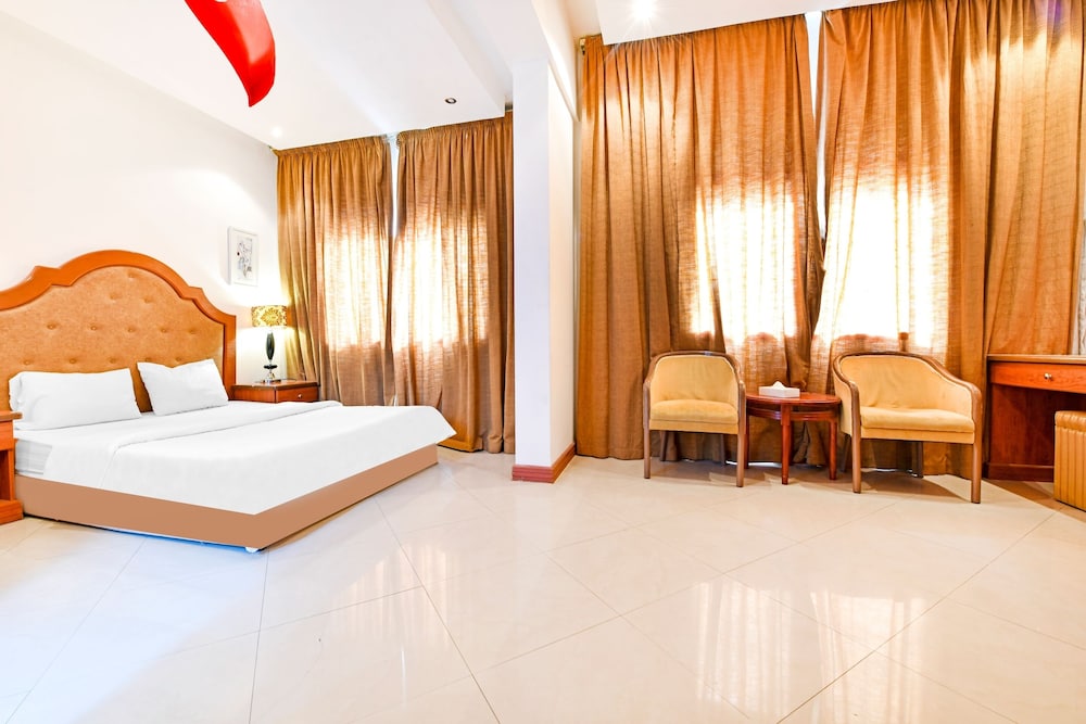 DELUXE, KING BED