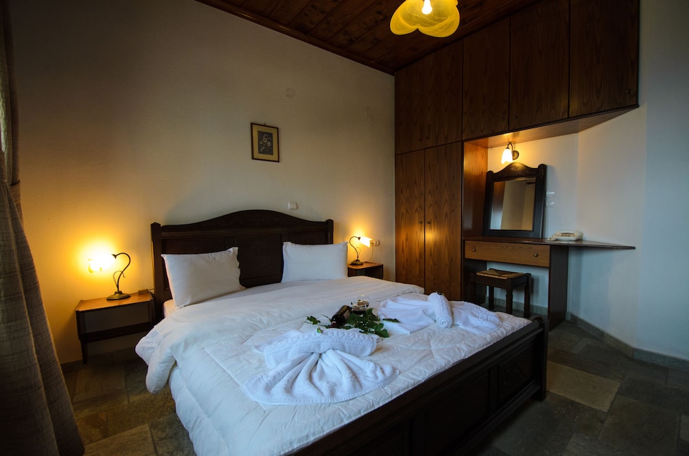 Atrapos Hotel 12/50