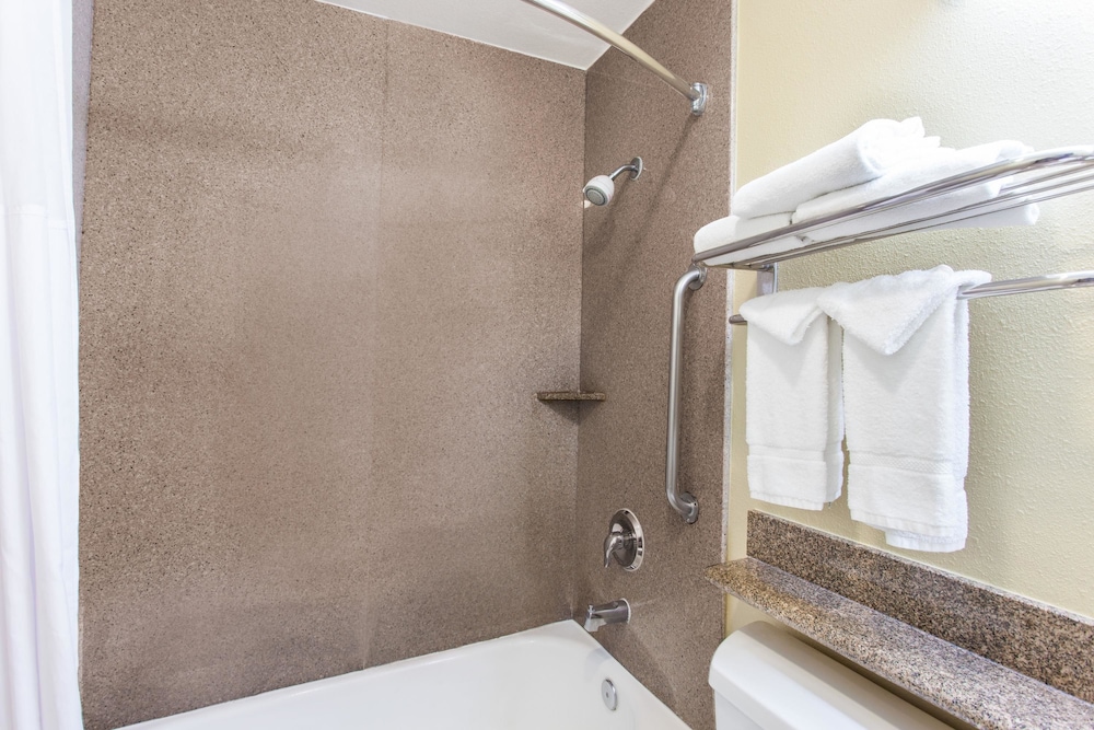 Days Inn by Wyndham Carlsbad 22/45