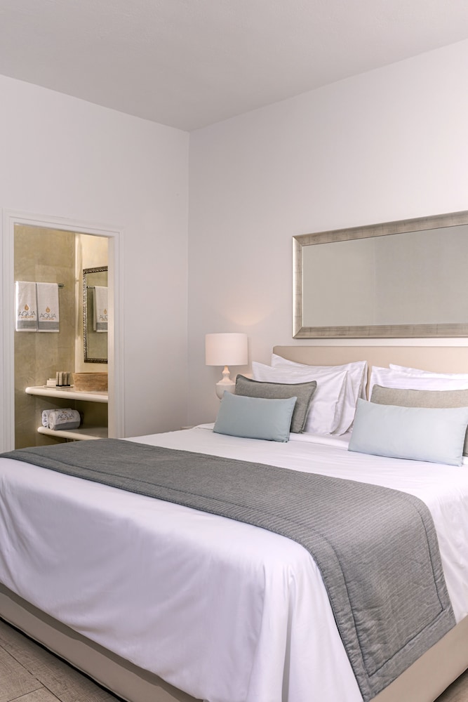 Aqua Luxury Suites 23/75