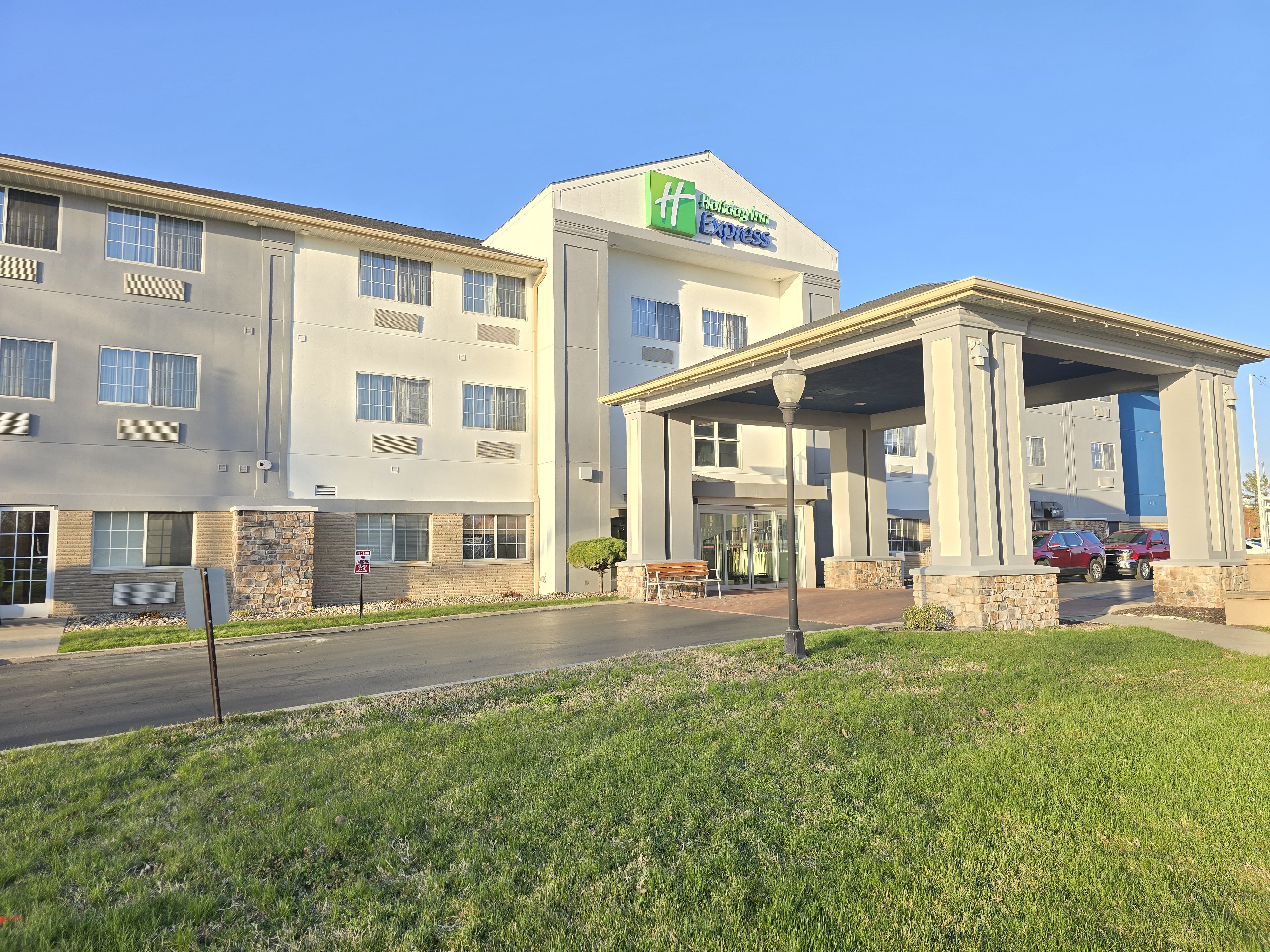 Holiday Inn Express Suites St Joseph 66/69