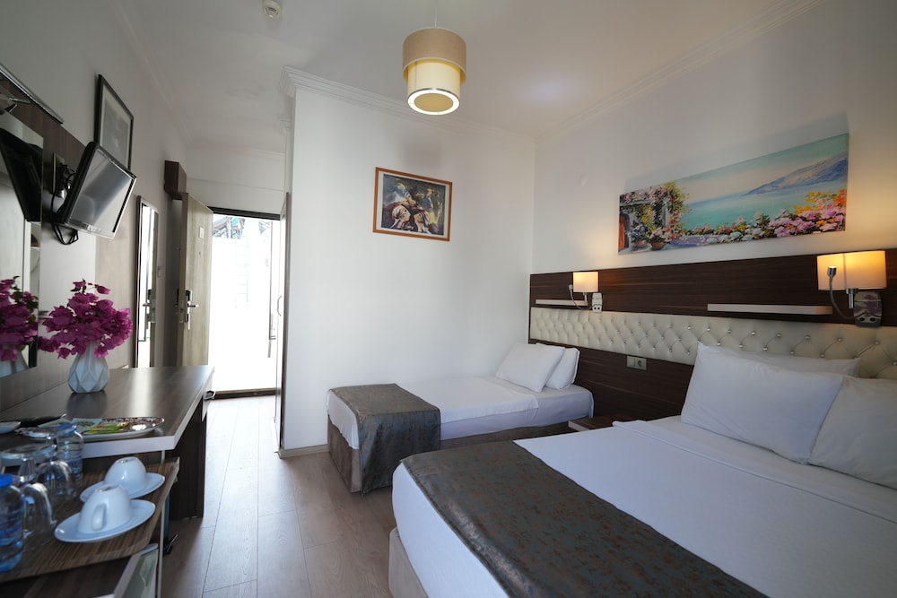 Manuela Hotel 11/50