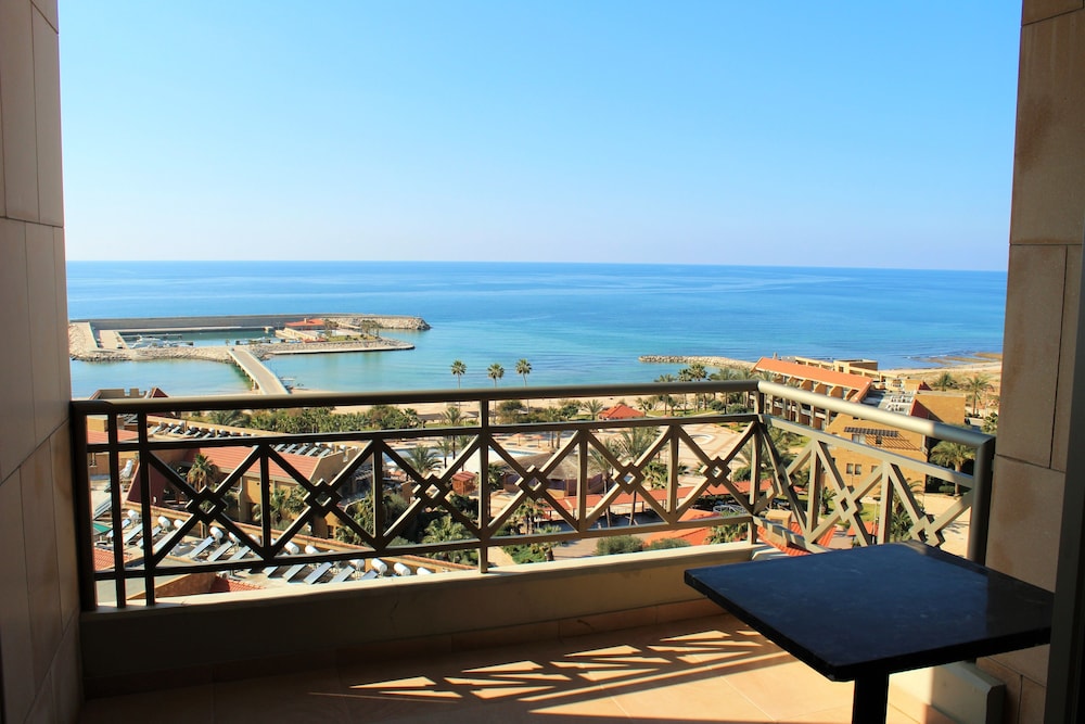 GOLDEN TULIP JIYEH MARINA RESORT 46/50