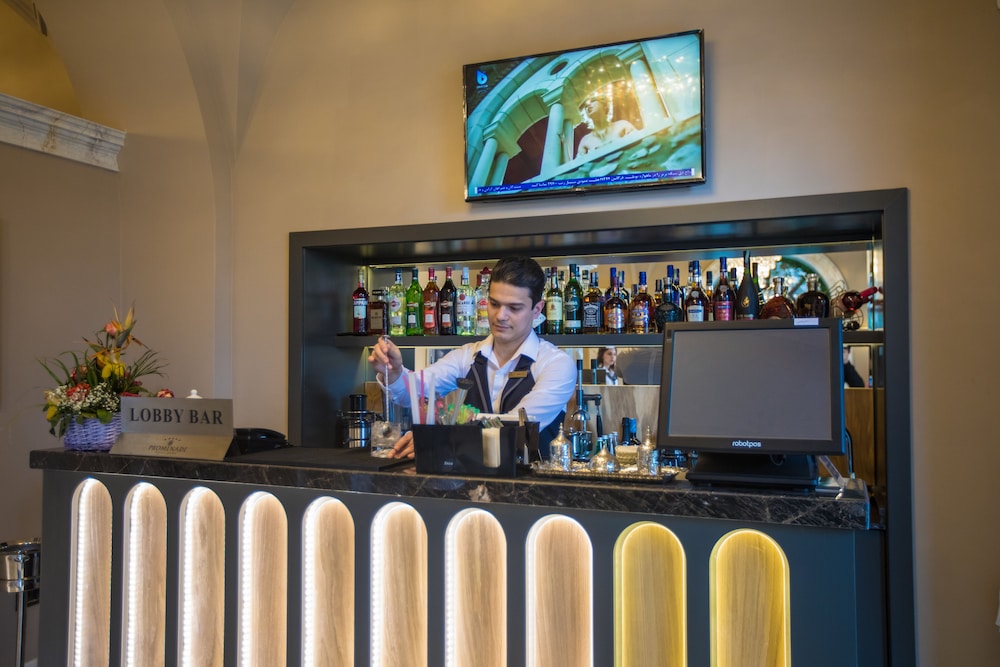 Promenade Hotel 8/50
