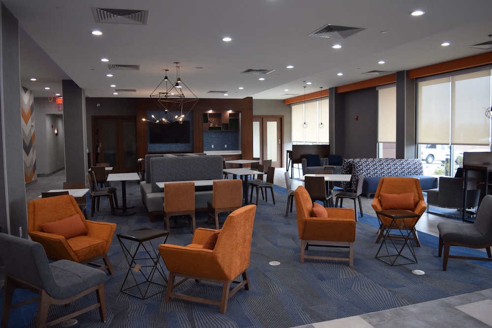 La Quinta Inn & Suites by Wyndham Louisville East 30/45
