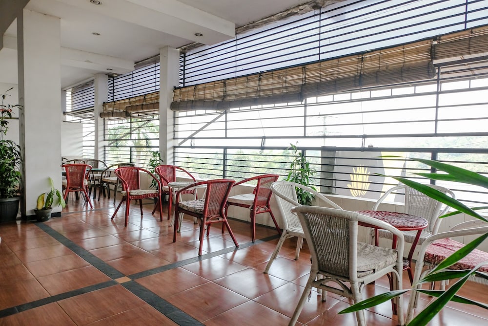 SUPER OYO Townhouse OAK Series Style Hotel Jember 15/21