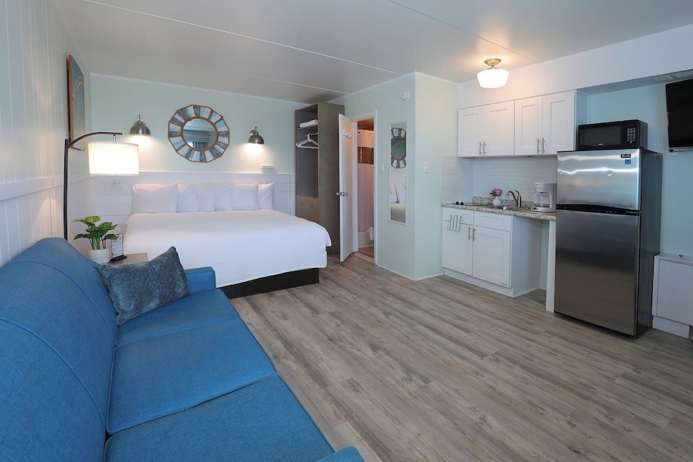 Paradise Ocean Front Resort 16/45