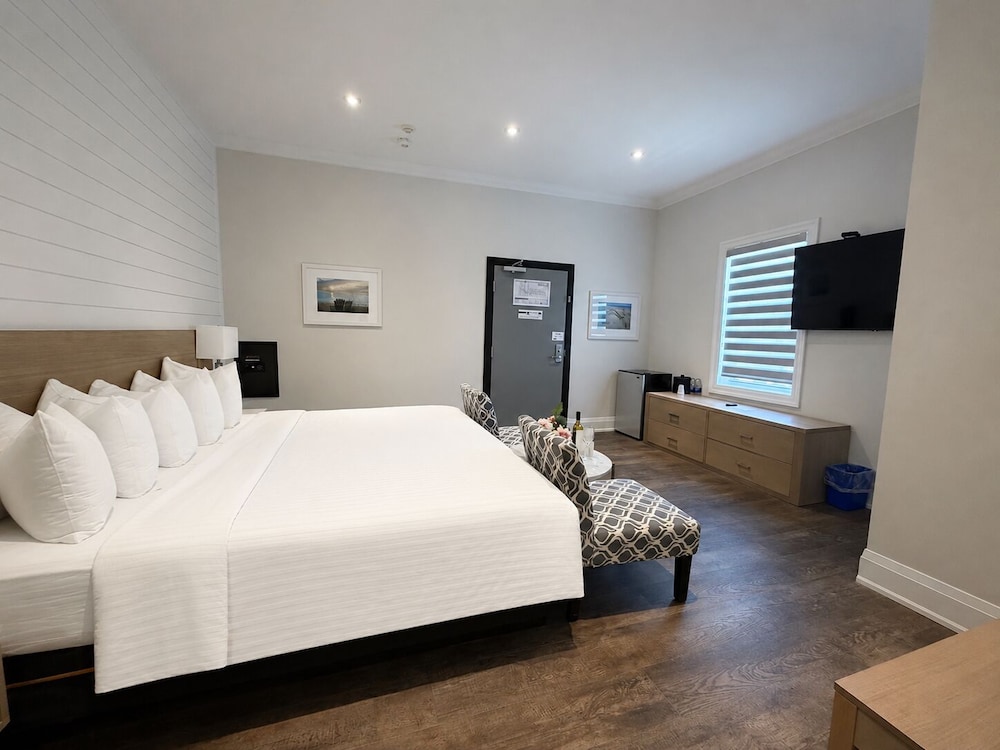 Colonial Hotel & Suites 10/42