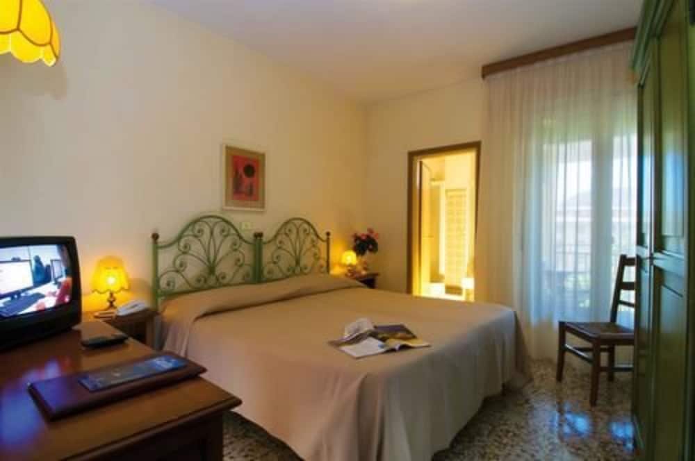 Hotel Bisesti 18/50