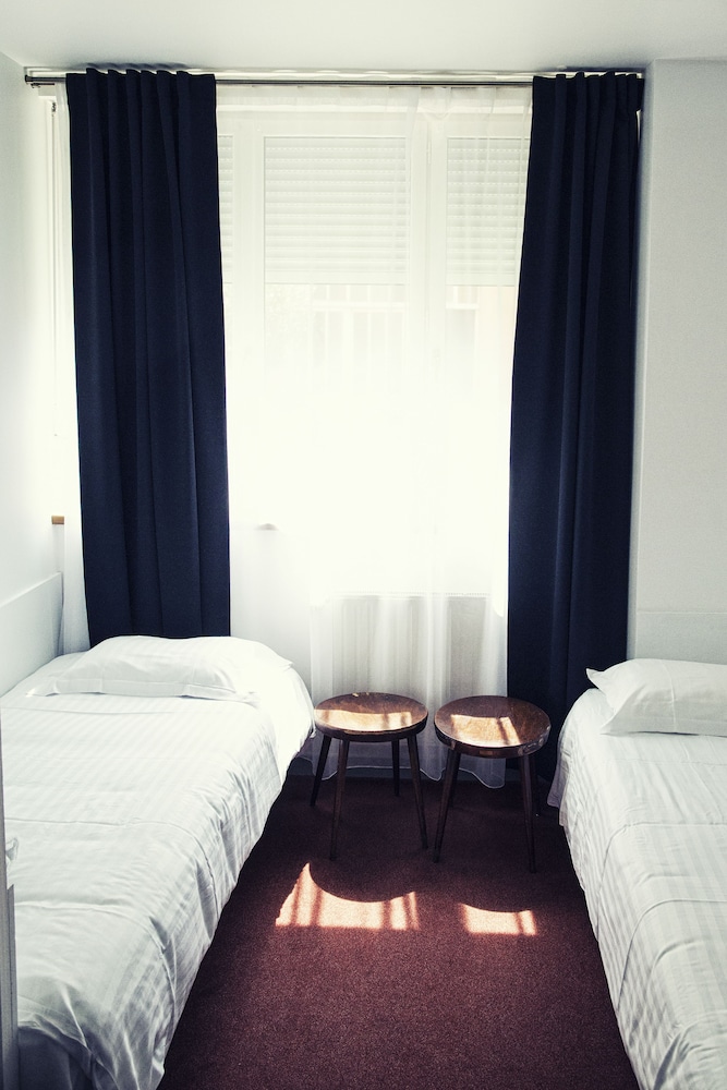 ROOM, TWIN BEDS
