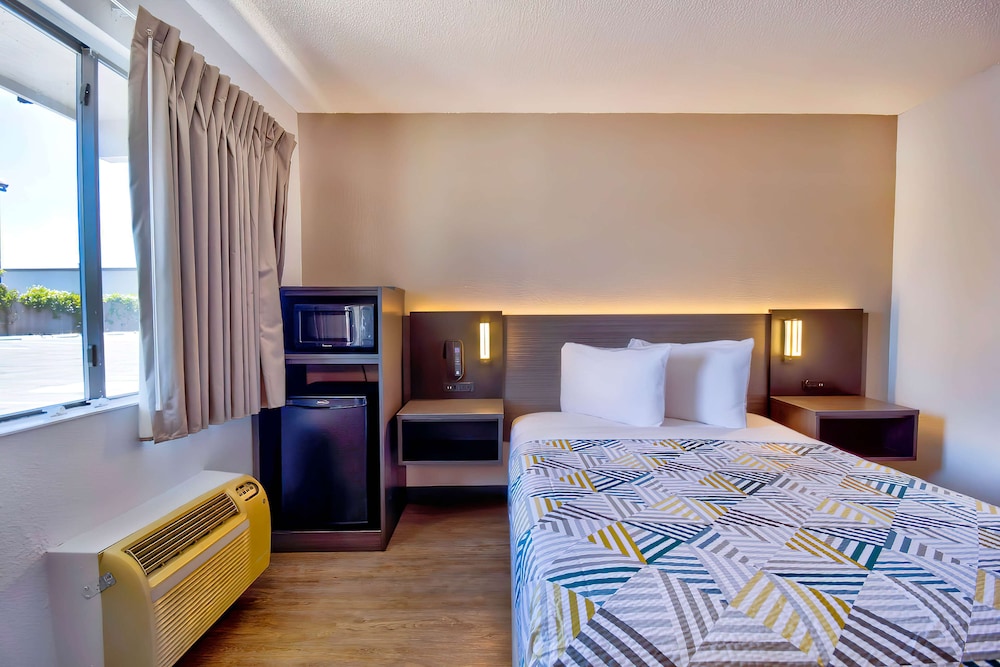 Motel6 Vallejo, CA - Six Flags West 25/64