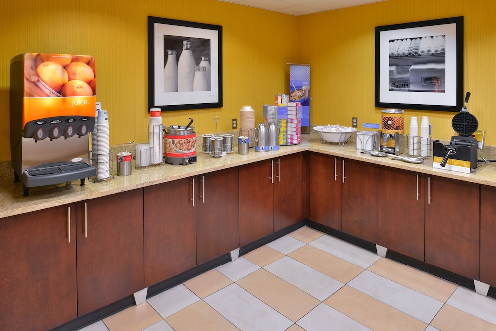 Hampton Inn Suites Ontario 41/60