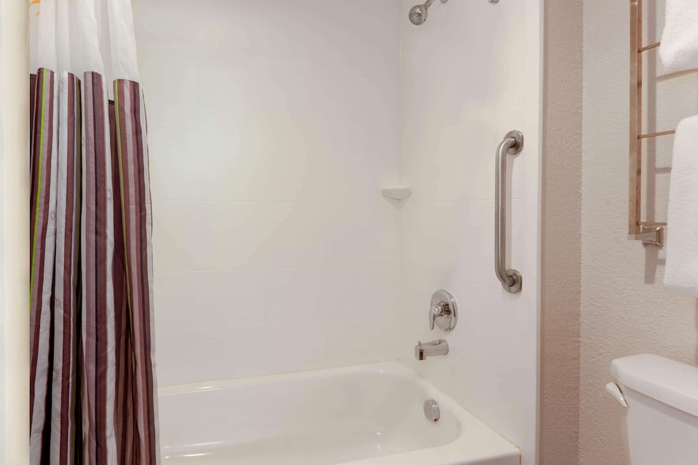 La Quinta Inn & Suites by Wyndham Detroit Utica 15/49
