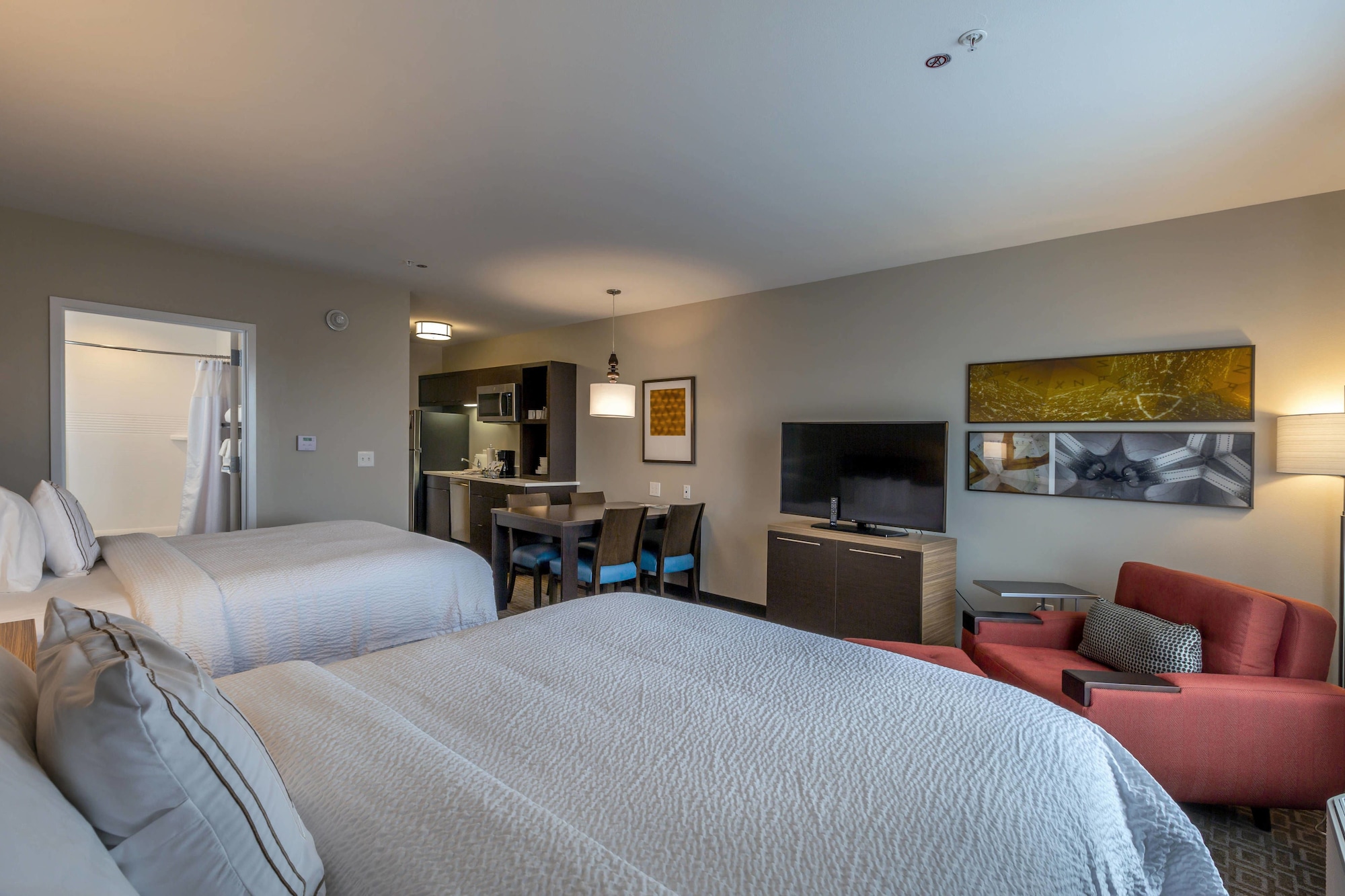 studio, 2 queen beds
