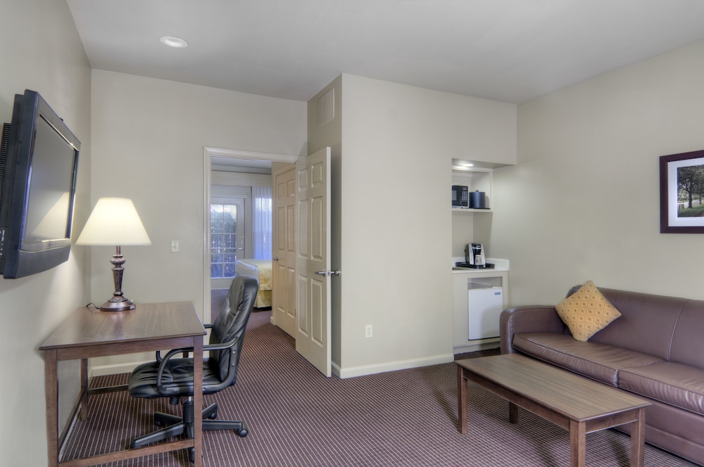 University Park Inn & Suites 33/38
