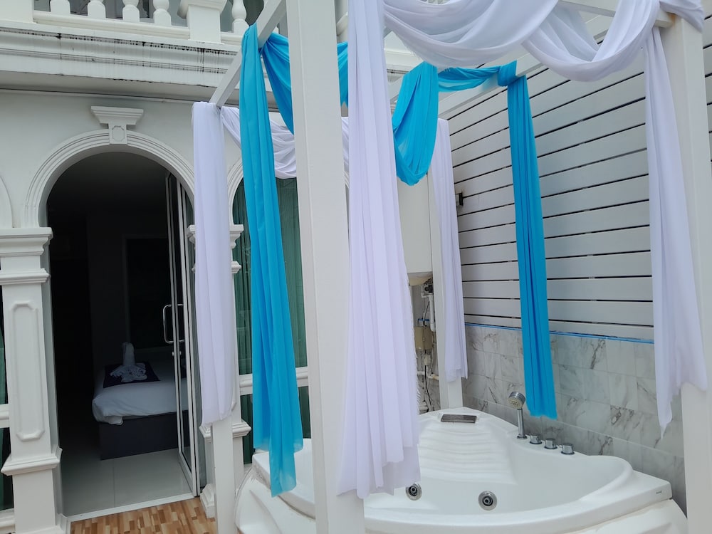 Deluxe, Double Bed, Hot Tub, Pool Access، MODERN LIVING HOTEL 7/9