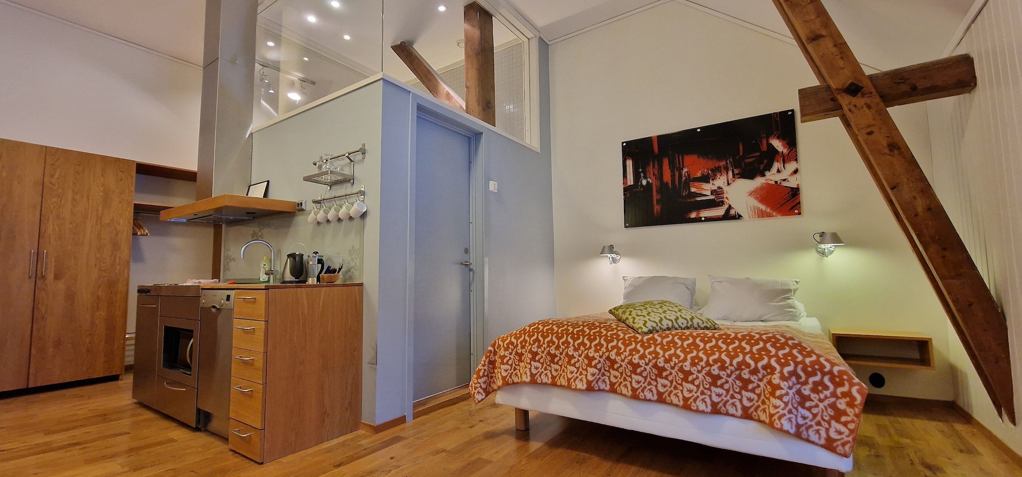 Superior, Queen Bed, Kitchen, Vertshuset Roros 2/4