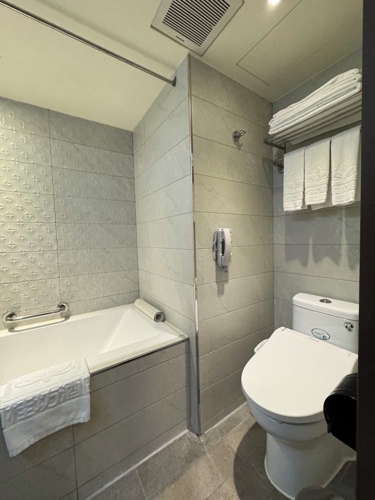 Lan Kwai Fong Garden Hotel 66/66
