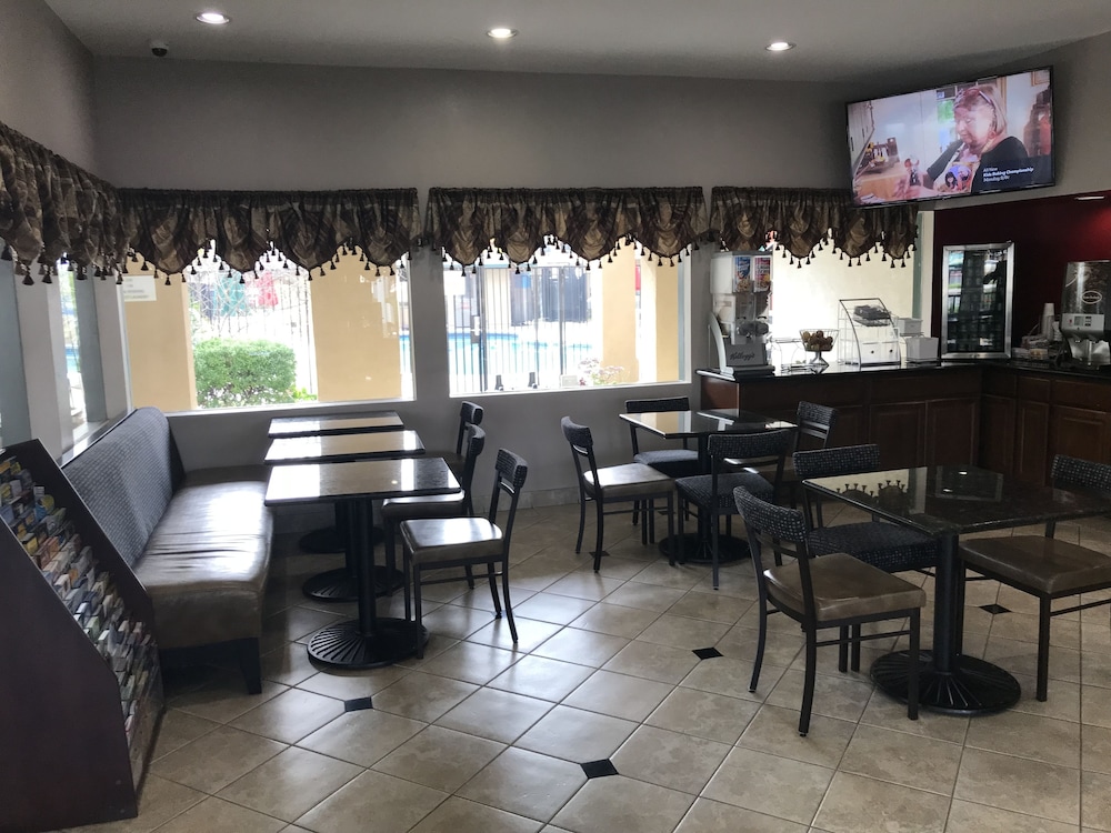 Super 8 by Wyndham Salinas 29/36