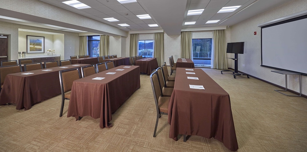 Hampton Inn and Suites Hood River 41/55