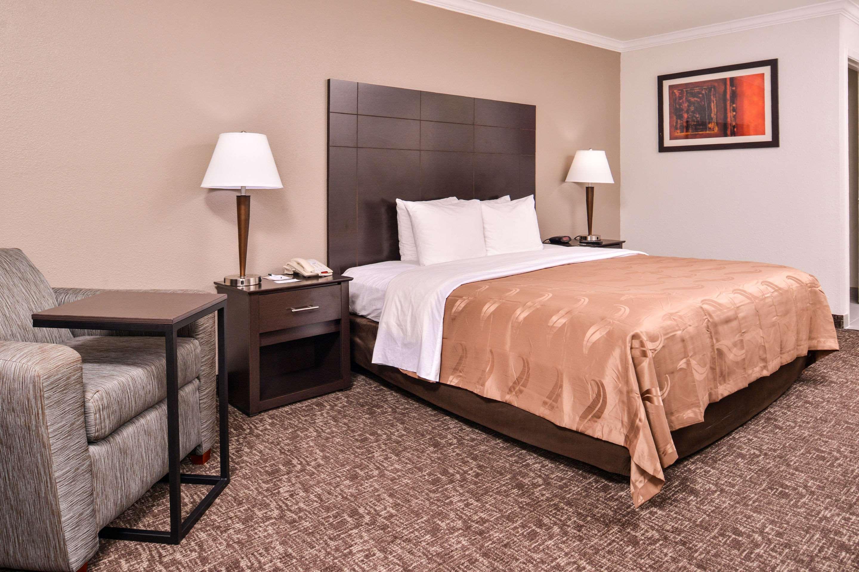 ROOM, KING BED