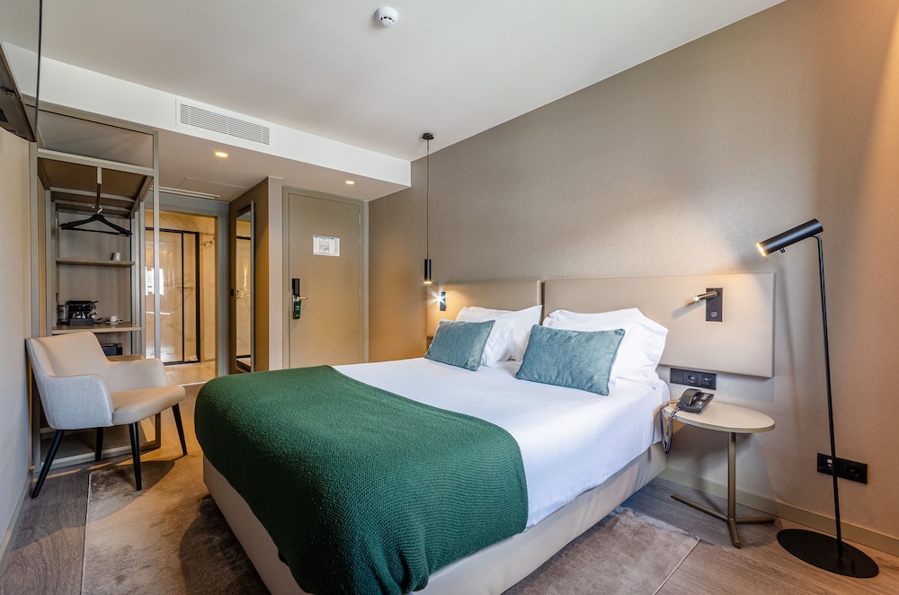 Omid Saldanha Hotel 4/33