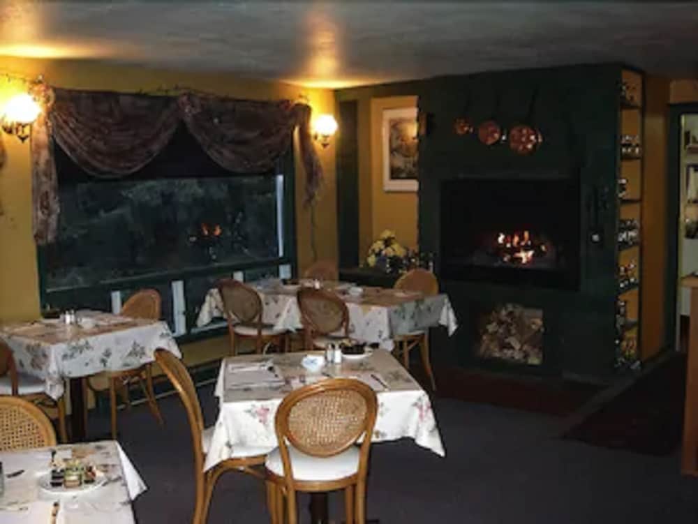 Auberge Mountain View Inn 24/32