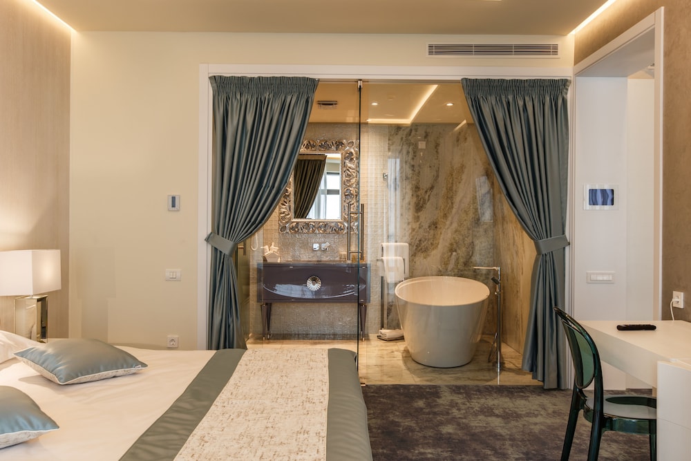 Hotel Opera Mamaia 28/70