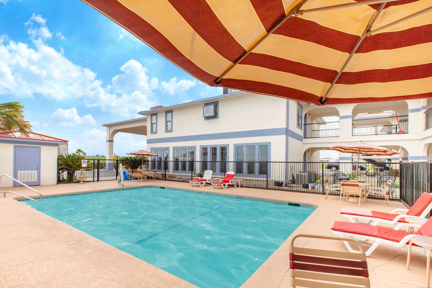 Days Inn & Suites by Wyndham Braunig Lake 20/22