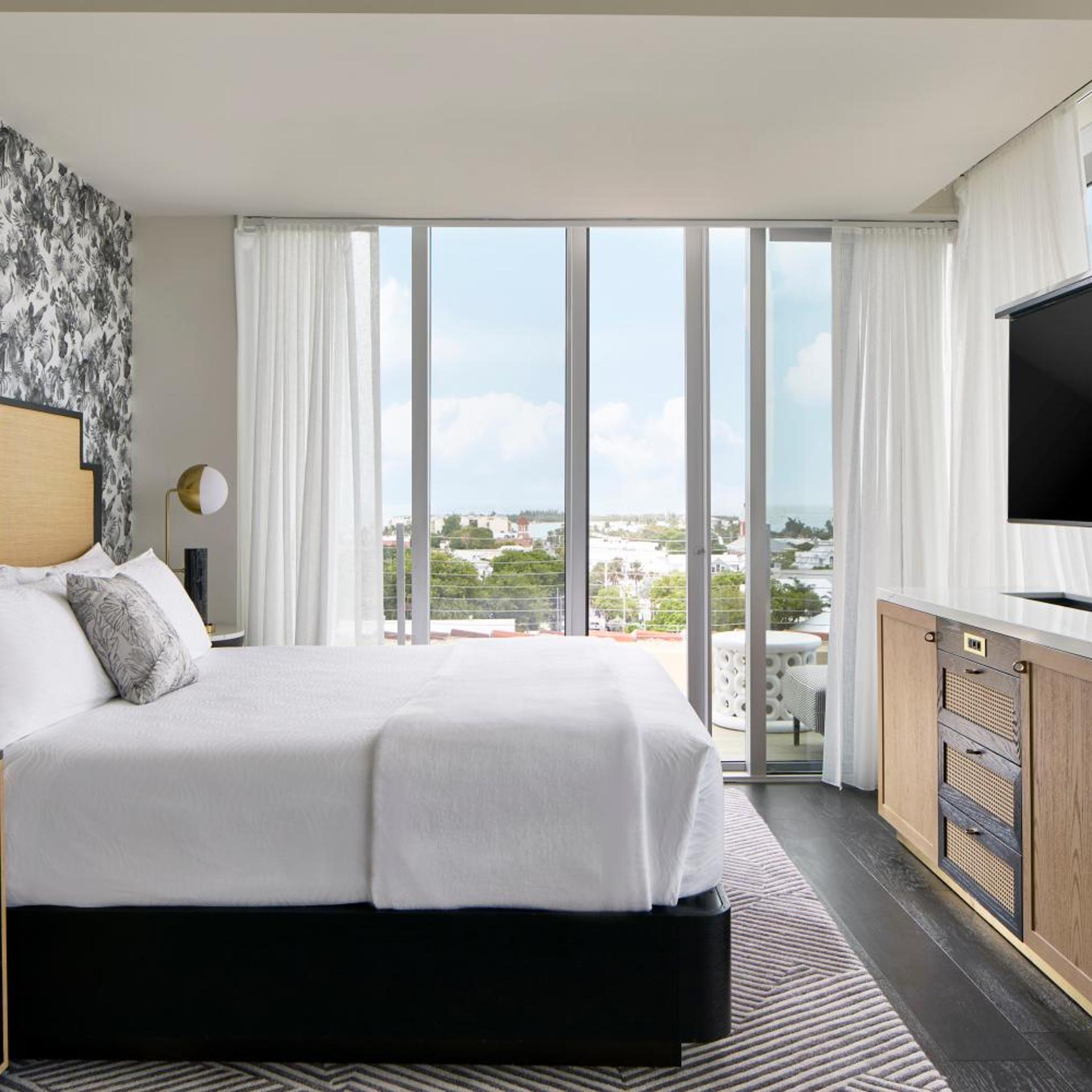 Guest Room, Penthouse, King Bed, Skyline View, Corner