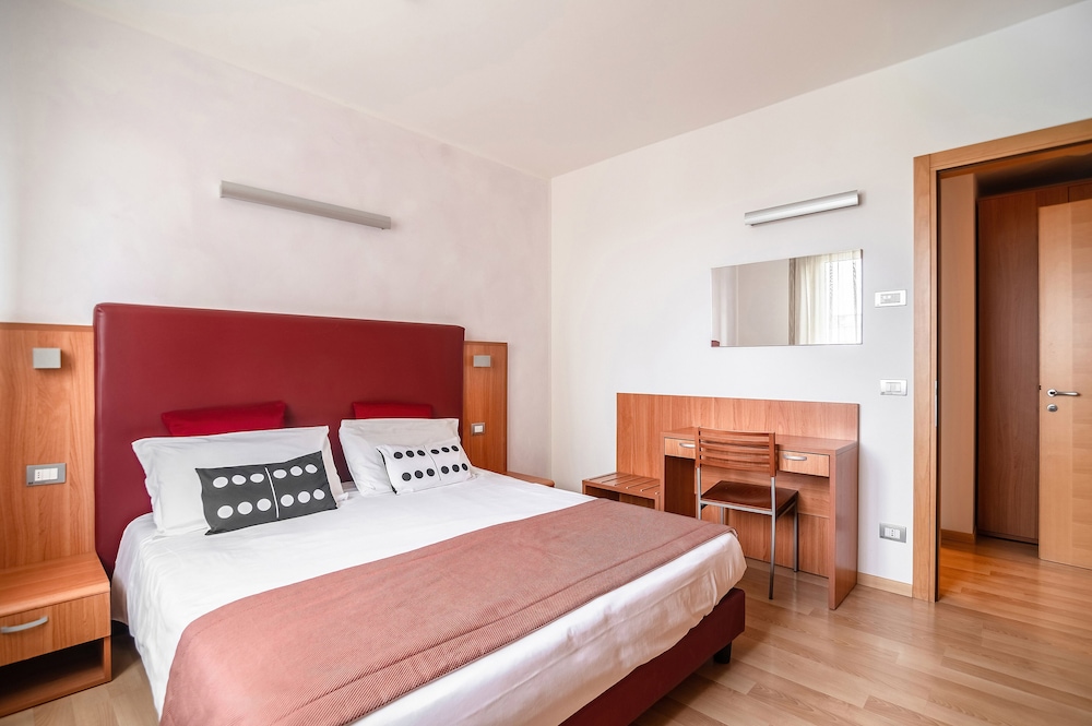 1 Bedroom, Medium, Classic, Suite, Apartment, 1 Queen and 1 Single Bed, Sofa, Balcony 2/4