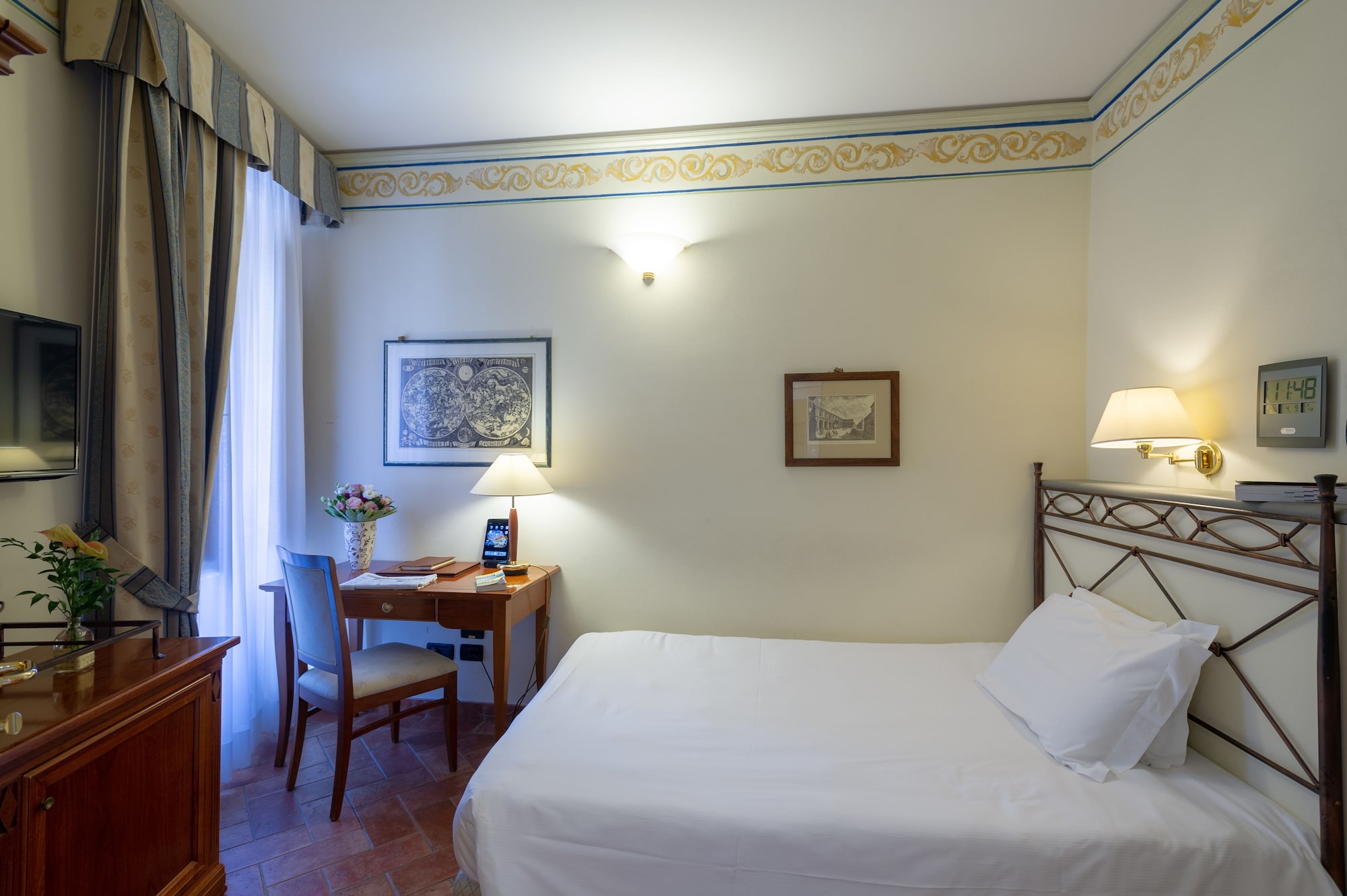 ROOM, SINGLE