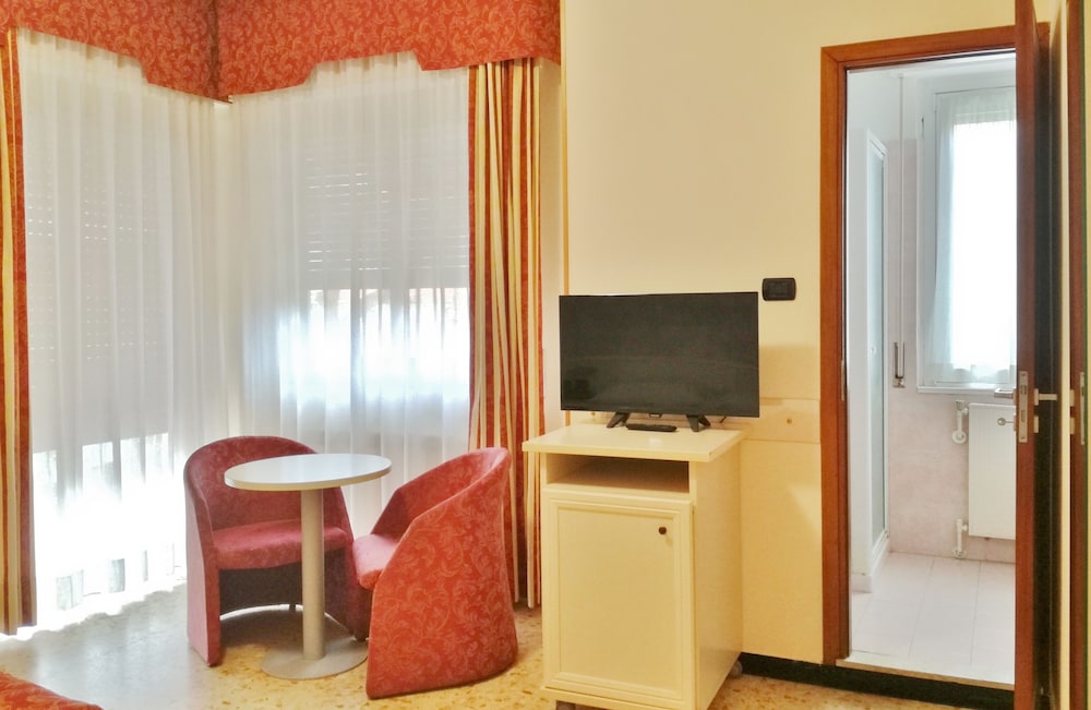 Gold Hotel 38/50