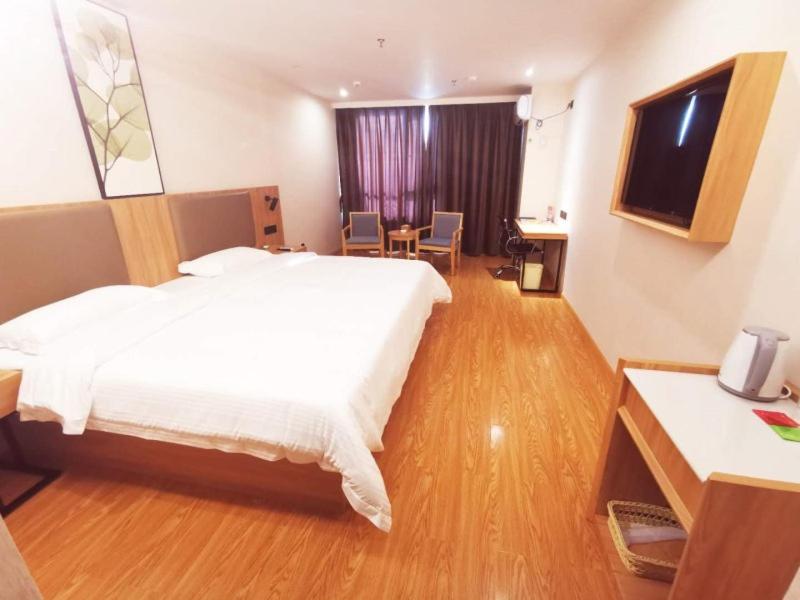 GreenTree Inn Qinzhou East Railway Station 1/17