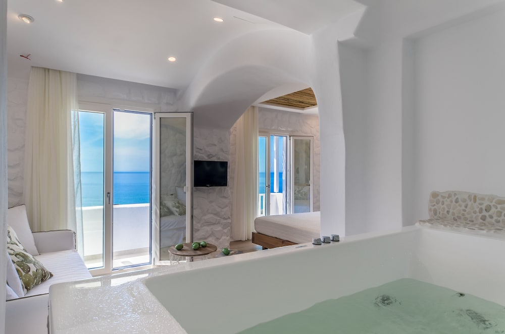 Cyano Suites 15/25
