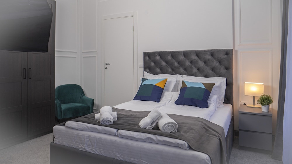 Deluxe, Queen Bed, City View