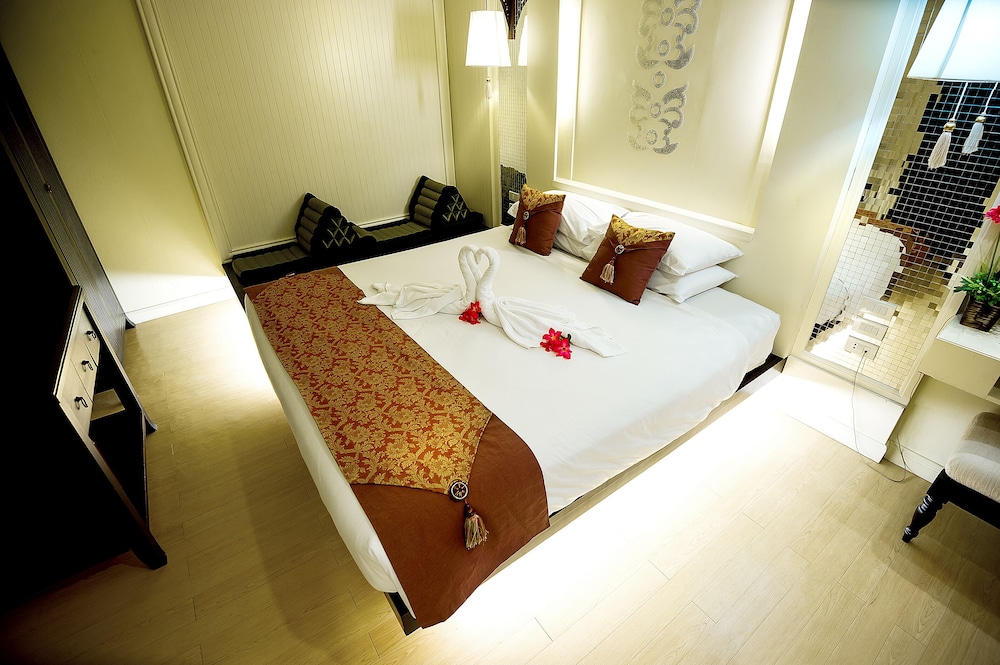 1 BEDROOM, SUITE