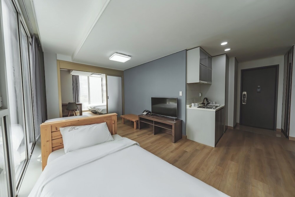 Brown Suites Sinchon Central 9/48