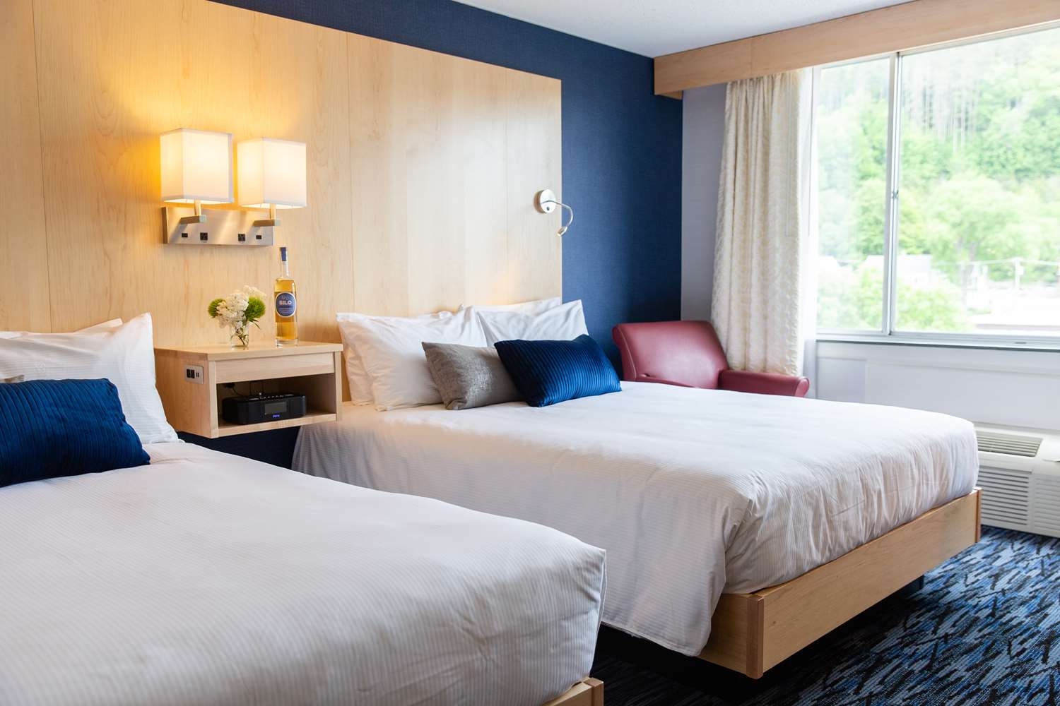 Room, 2 Queen Beds, with View, Corner