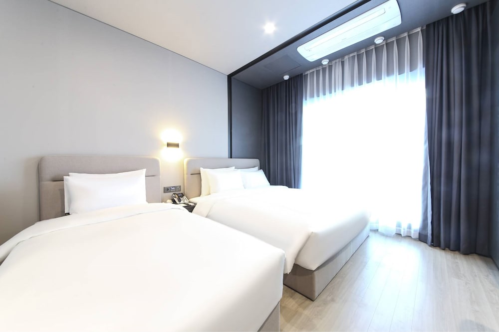 DELUXE, FAMILY, TWIN BEDS
