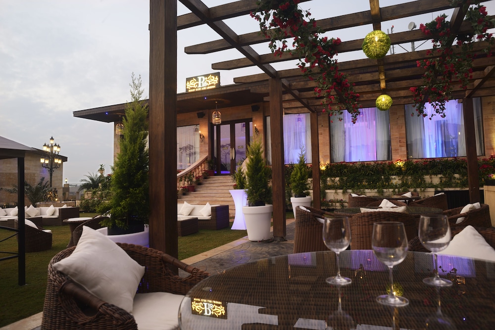Della Resorts 8/50