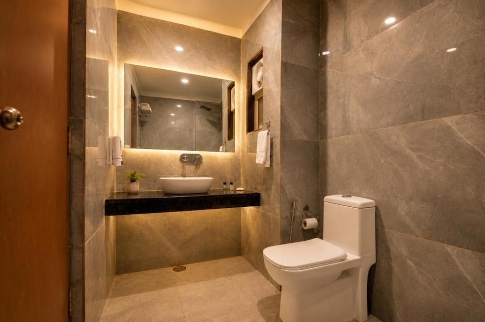 La Sapphire Hotel 49/50