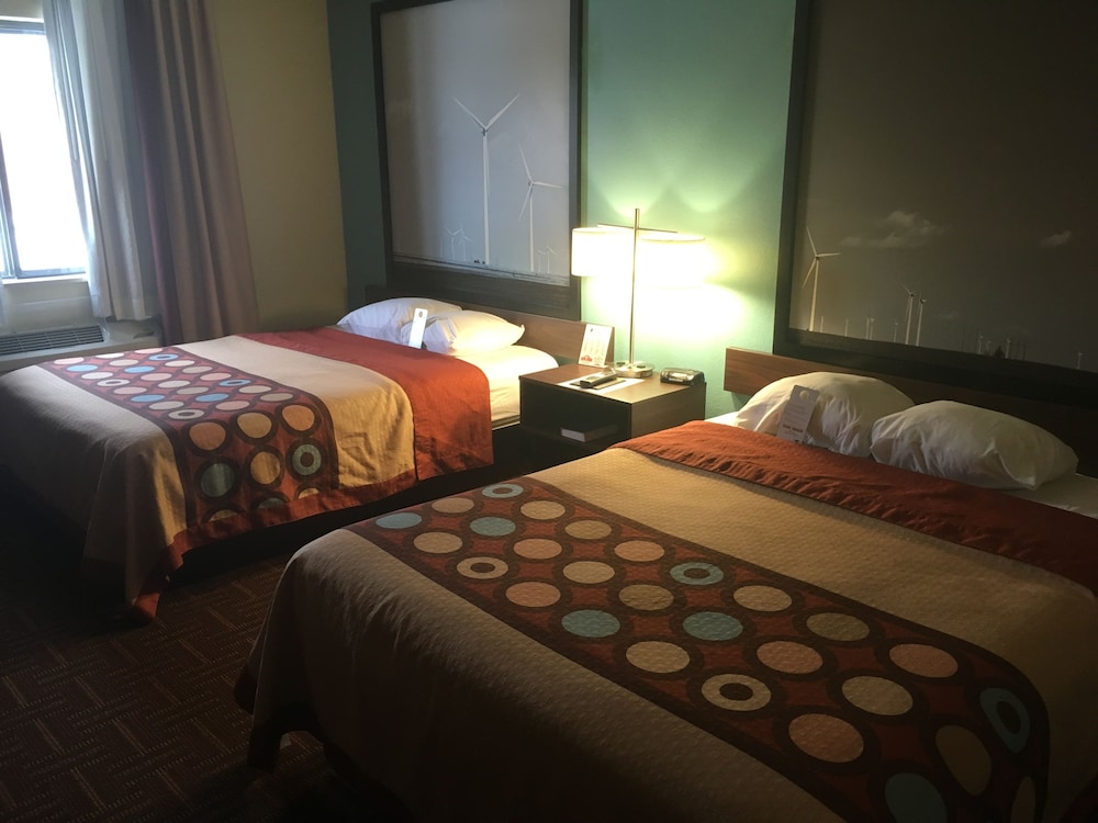 Super 8 By Wyndham Peoria 8/31